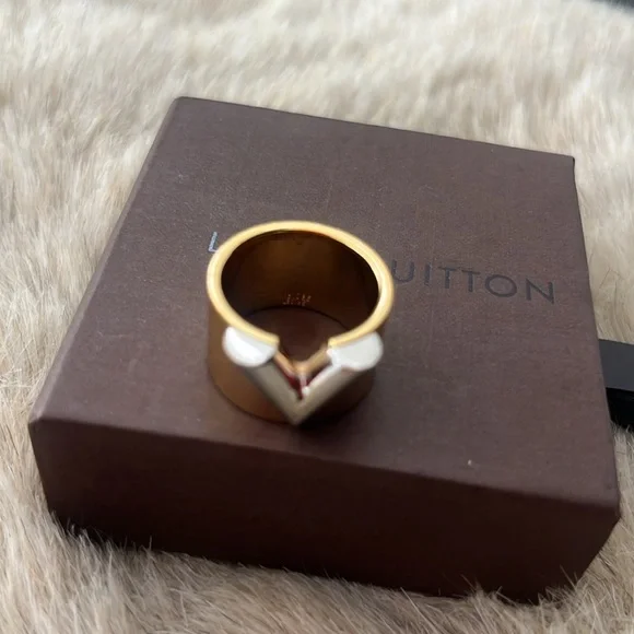 Louis Vuitton Bague Essential V Gold Tone / silver Ring - Picture 5 of 7